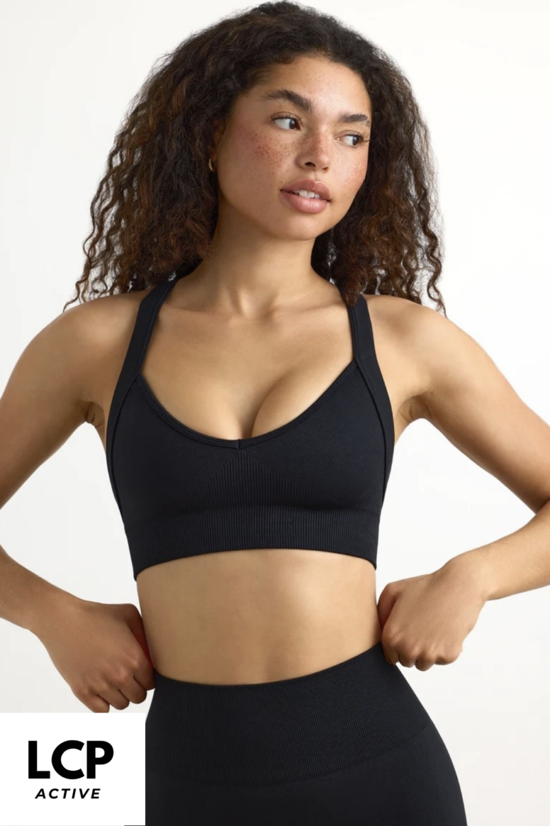 SUPER SCULPTED SEAMLESS CROSS-BACK SPORTS BRA IN BLACK - Image 4